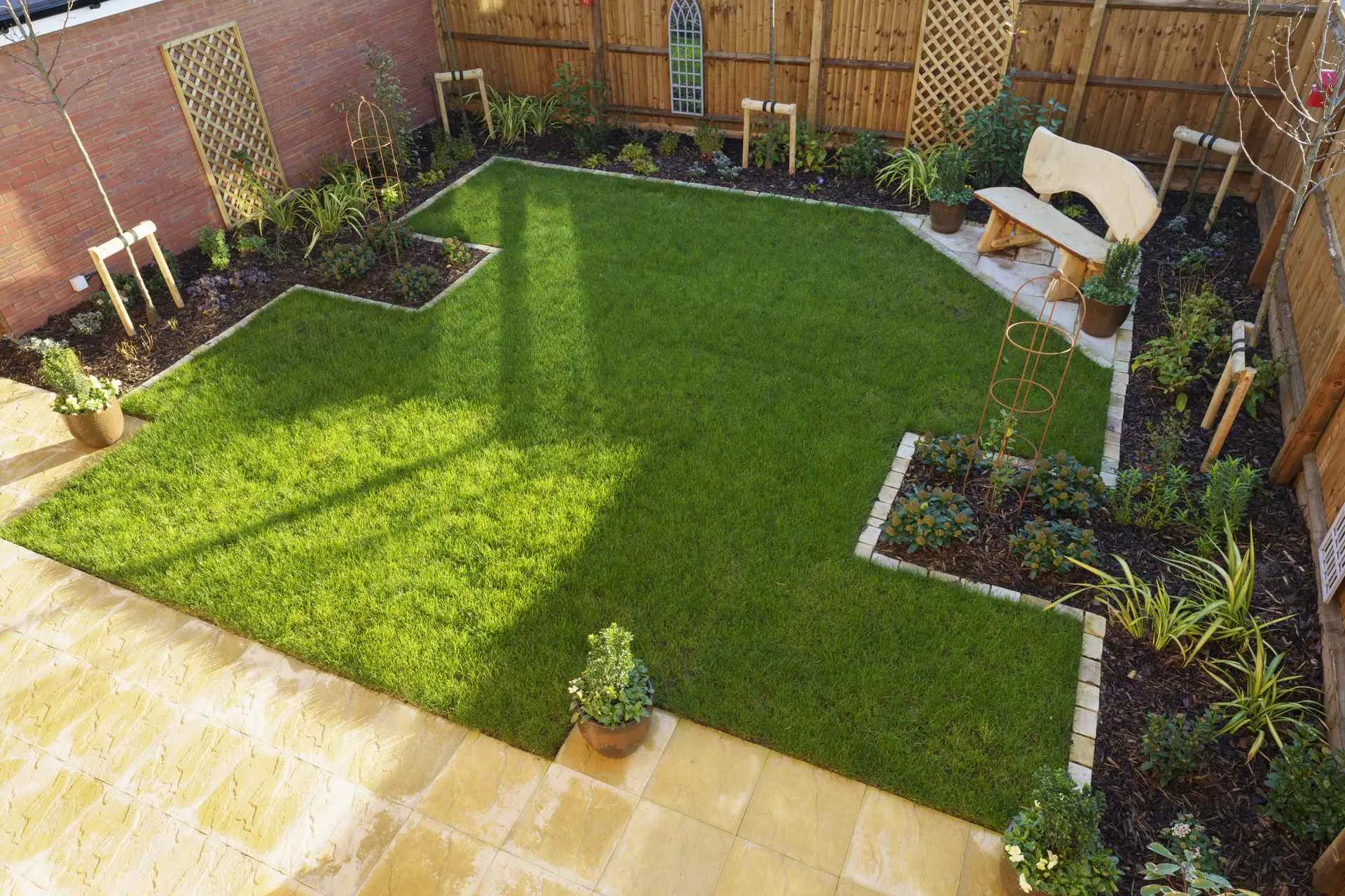 Commercial landscaping scheme with structured planting